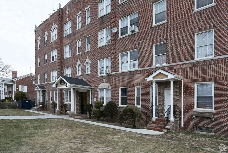 54 Greenwich St, Hempstead, NY à vendre - Photo de l’immeuble – Image 3 sur 4