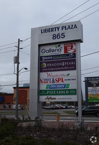 865 York Mills Rd, Toronto, ON à louer - Photo de l’immeuble – Image 2 sur 11