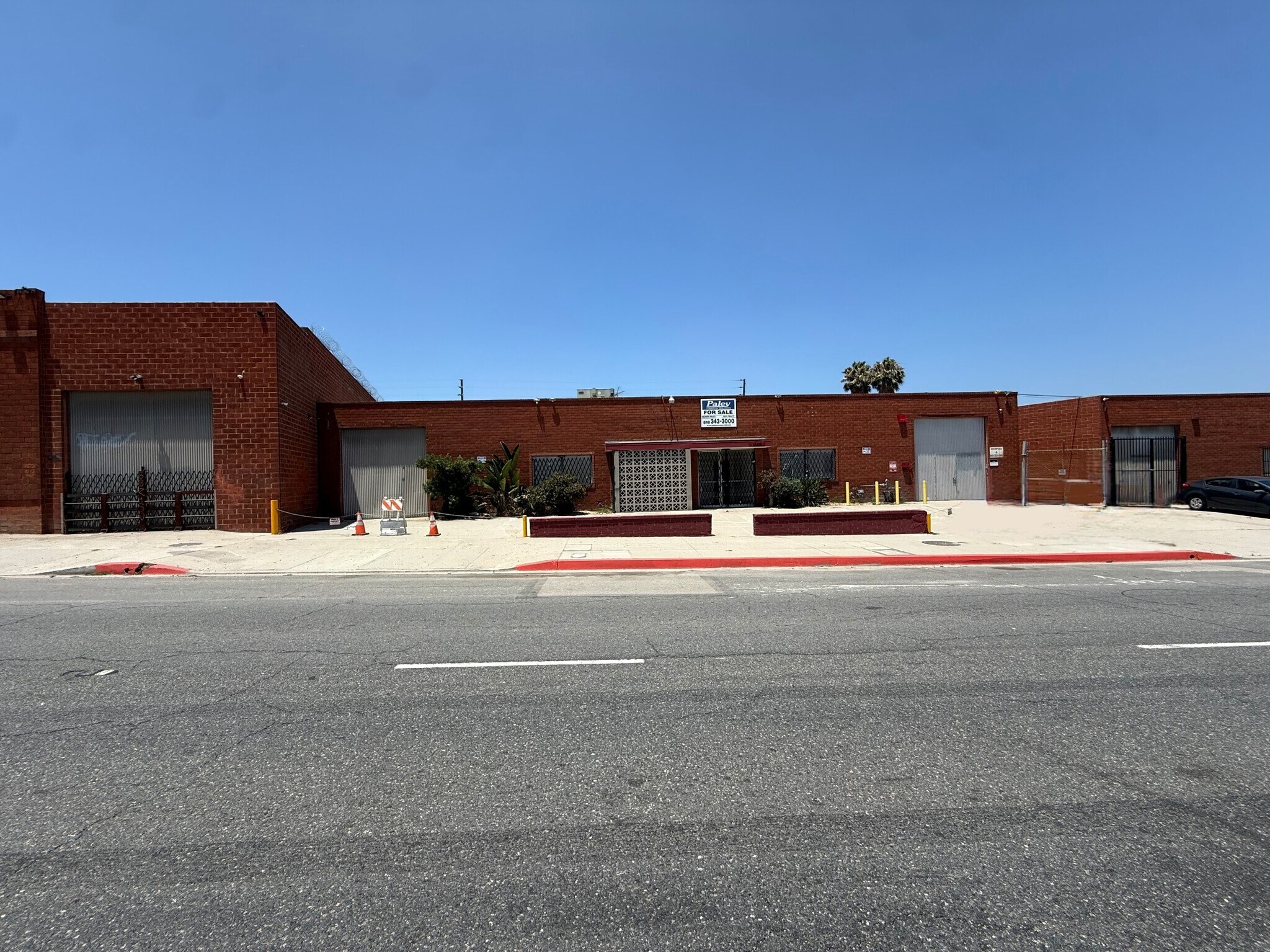 13413 S Broadway, Los Angeles, CA à vendre Photo de l’immeuble– Image 1 sur 8