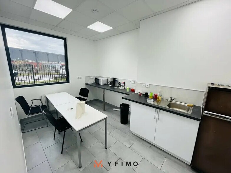 Bureau dans Chanteloup-les-Vignes à louer - Photo de l’immeuble – Image 2 sur 5
