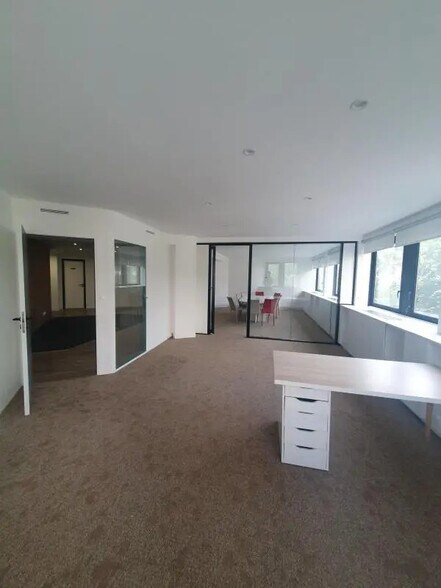 Bureau dans Suresnes à louer - Photo de l’immeuble – Image 2 sur 7