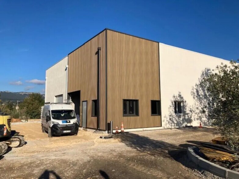 Industriel/Logistique dans Six-Fours-les-Plages à louer - Photo de l’immeuble – Image 2 sur 11