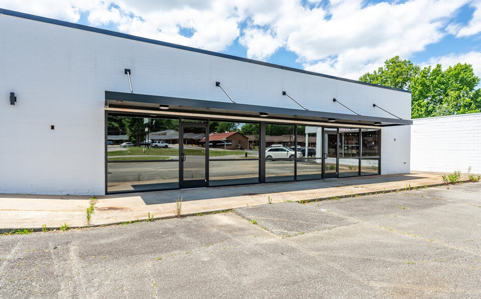 711-719 N Madison Blvd, Roxboro, NC à louer - Photo de l’immeuble – Image 3 sur 11