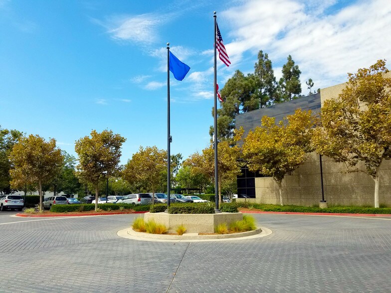 2530 Red Hill Ave, Santa Ana, CA à louer - Photo de l’immeuble – Image 3 sur 7