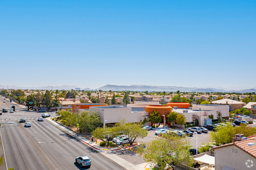 700 E Silverado Ranch Blvd, Las Vegas, NV à louer - Photo de l’immeuble – Image 2 sur 10