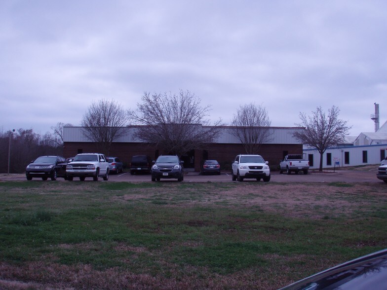 1021 Clinton Industrial Park Rd, Clinton, MS à louer - Photo de l’immeuble – Image 1 sur 19