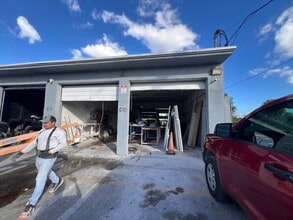 7153 Southern Blvd, West Palm Beach, FL à louer Photo de l’immeuble– Image 1 sur 6