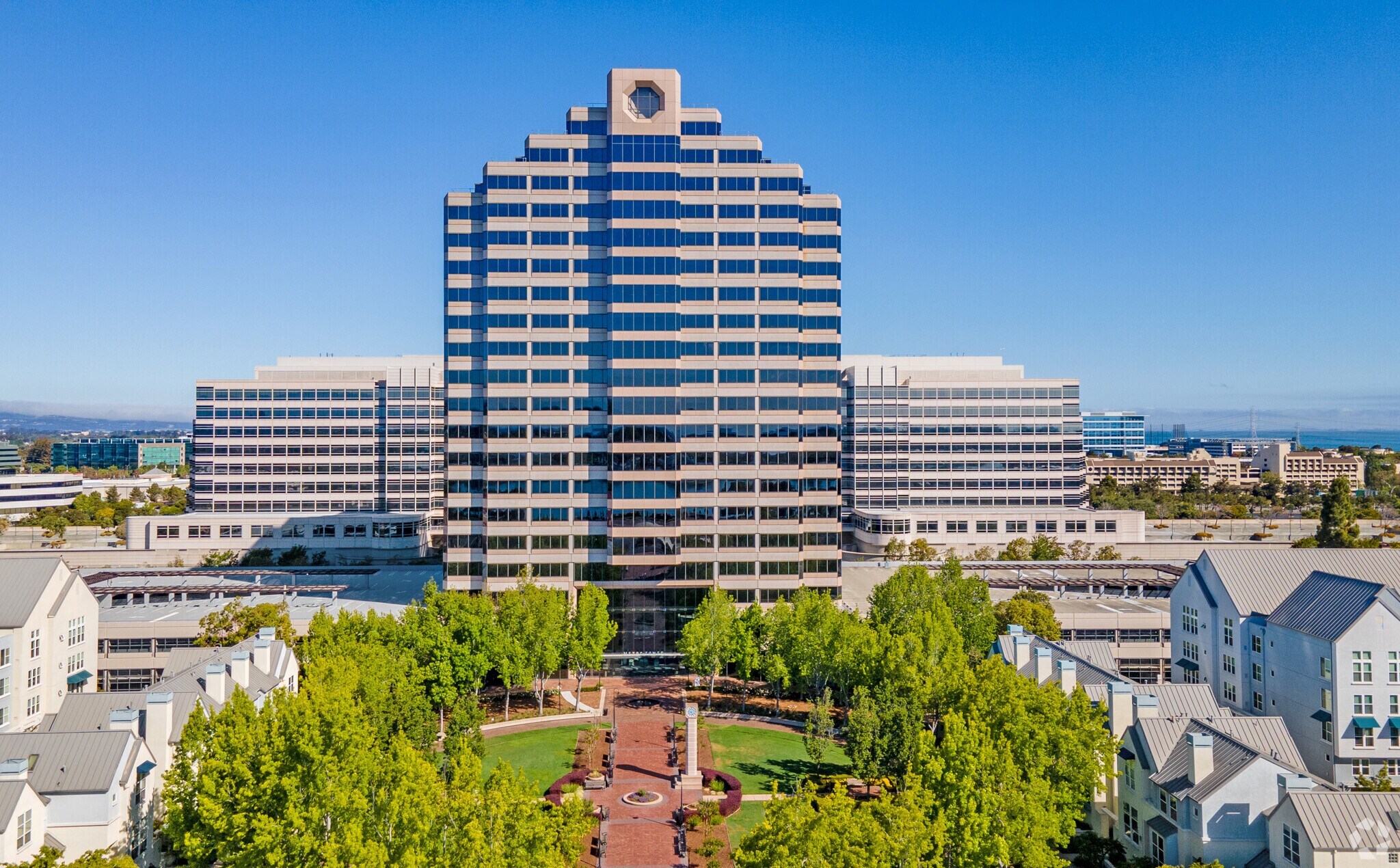 950 Tower Ln, Foster City, CA à louer Photo de l’immeuble– Image 1 sur 23