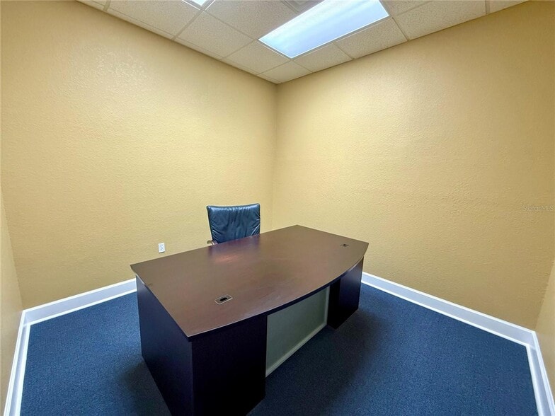 1402 W Fletcher Ave, Tampa, FL à louer - Photo intérieure – Image 2 sur 13