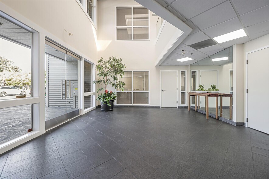 370-390 Bridge Pky, Redwood City, CA à louer - Hall d’entrée – Image 3 sur 19