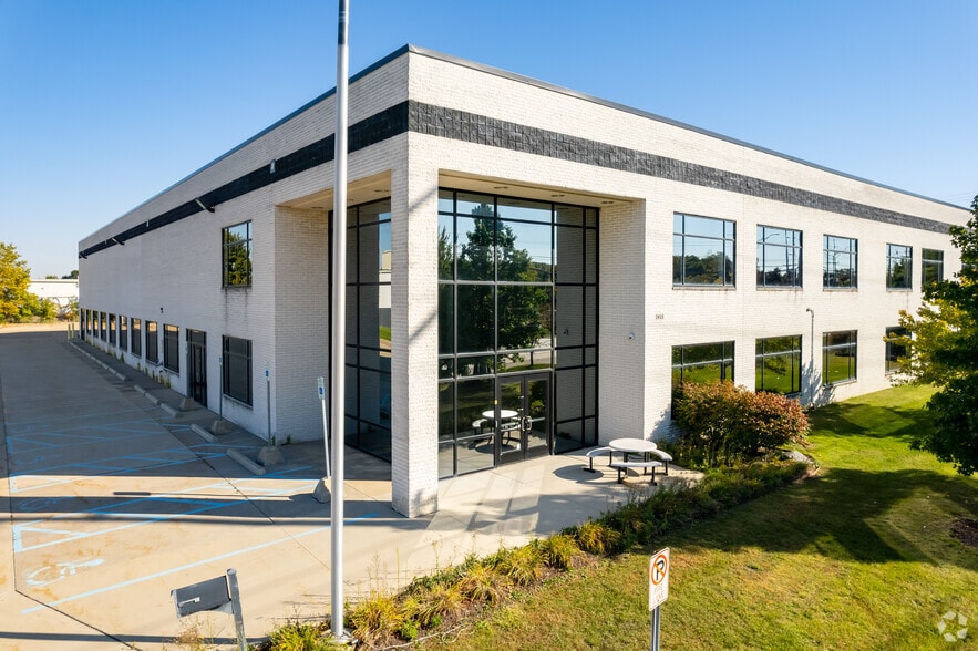 2455 Featherstone Rd, Auburn Hills, MI à louer - Photo de l’immeuble – Image 2 sur 9