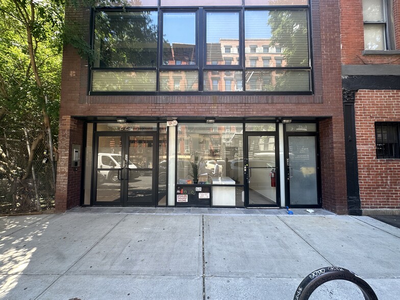 229 E 2nd St, New York, NY à louer - Photo de l’immeuble – Image 1 sur 16