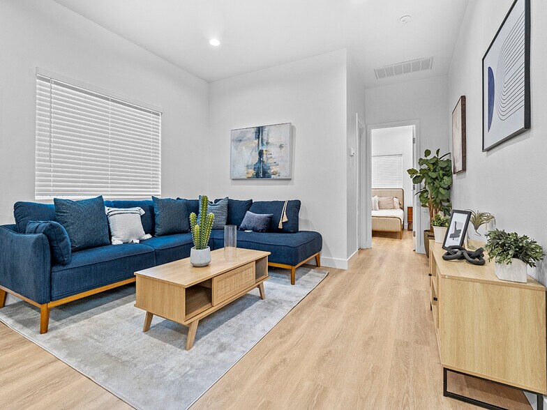 308 S Laurel St, Santa Ana, CA à vendre - Photo de l’immeuble – Image 3 sur 37