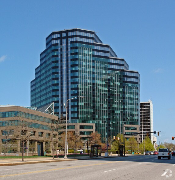 901 Lakeside Ave E, Cleveland, OH à louer - Photo de l’immeuble – Image 3 sur 8