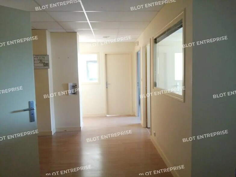 Bureau dans Plescop à louer - Photo de l’immeuble – Image 1 sur 8