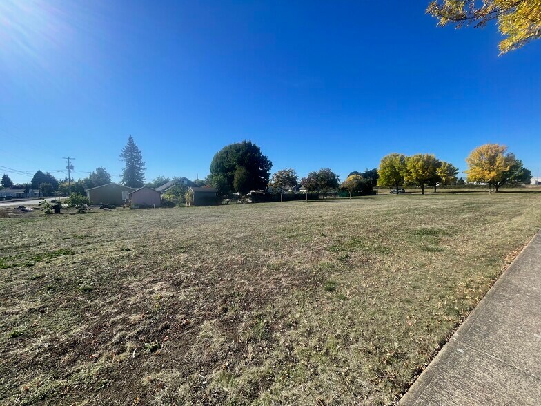 Polk and Ash (2 lots) St, Independence, OR à vendre - Photo de l’immeuble – Image 3 sur 5