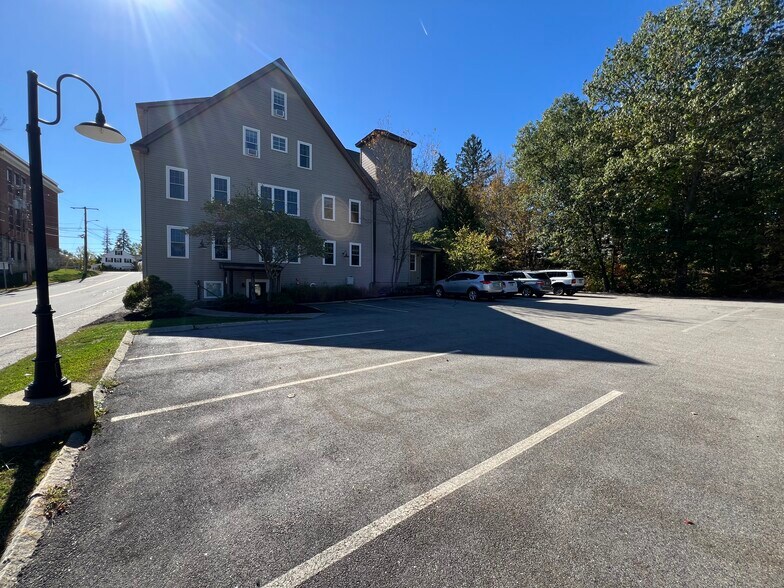 102 Kent Pl, Newmarket, NH à louer - Photo de l’immeuble – Image 3 sur 17