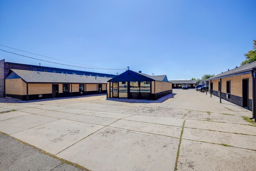 11090 W Colfax Ave, Lakewood, CO à vendre - Photo de l’immeuble – Image 3 sur 18