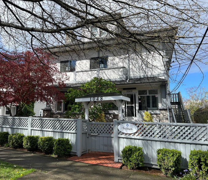 1048 Craigdarroch Rd, Victoria, BC à vendre - Photo principale – Image 1 sur 4
