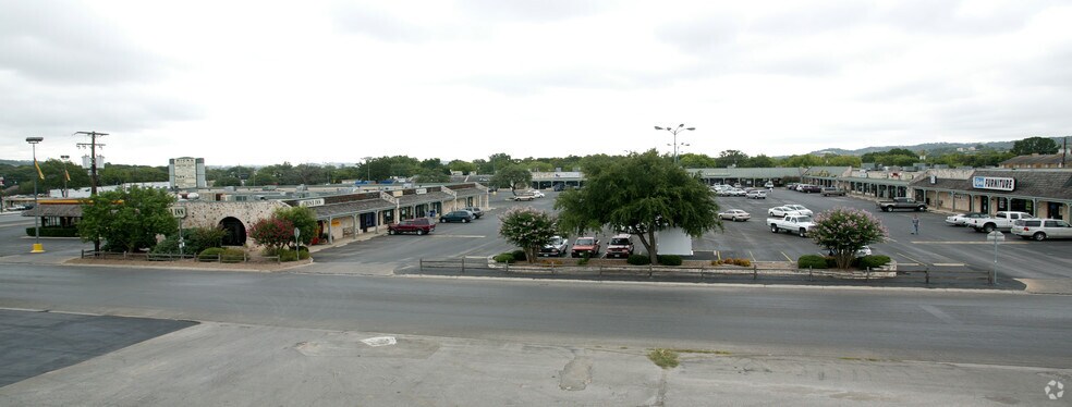 827 Junction Hwy, Kerrville, TX à louer - Photo de l’immeuble – Image 2 sur 9