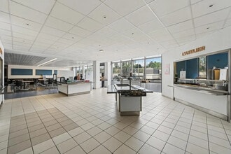 Local d’activités dans Vélizy-Villacoublay à louer Photo de l’immeuble– Image 2 sur 15