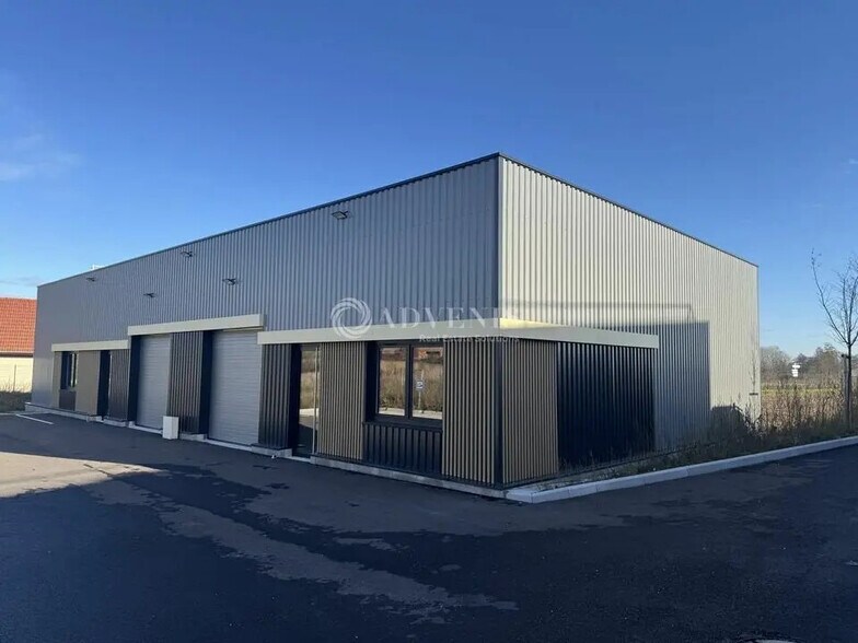 Local d'activités dans à vendre - Photo de l’immeuble – Image 1 sur 7