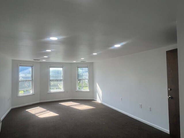 33 N Main St, Marlboro, NJ à louer - Photo de l’immeuble – Image 2 sur 7