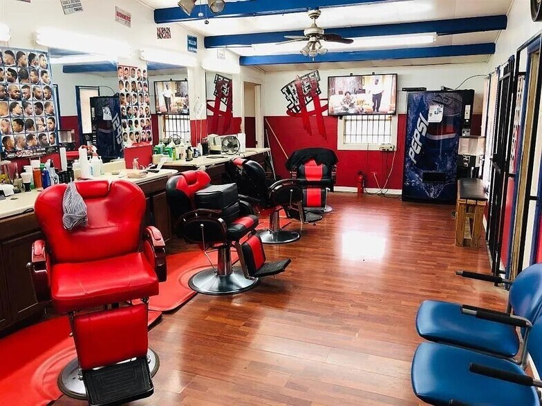 6516 W Montgomery Rd, Houston, TX à louer - Photo de l’immeuble – Image 2 sur 8