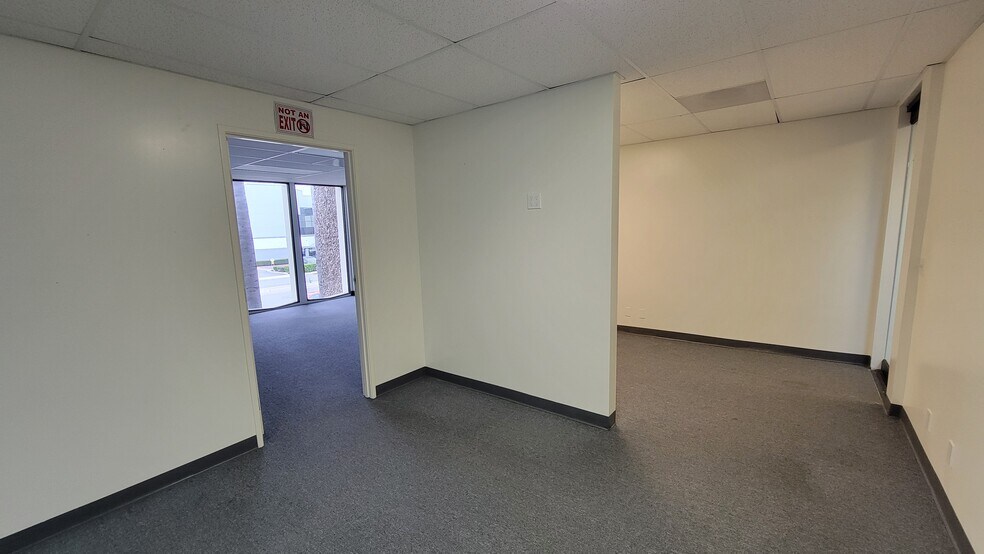 3292 E Spring St, Long Beach, CA à louer - Photo intérieure – Image 3 sur 21