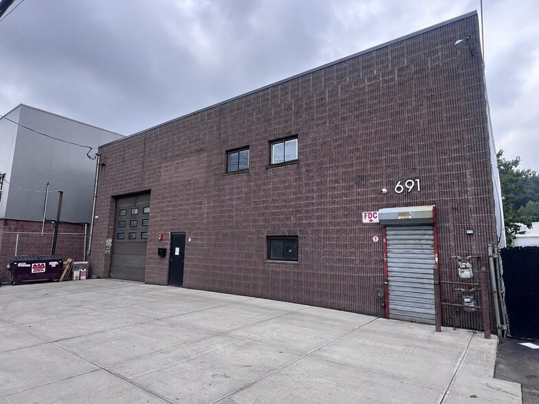 691 Saw Mill River Rd, Yonkers, NY à vendre - Photo de l’immeuble – Image 2 sur 13