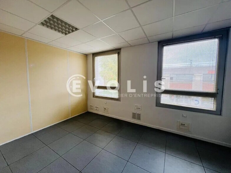 40 Rue Vladimir Jankelevitch, Émerainville à louer - Photo de l’immeuble – Image 3 sur 4