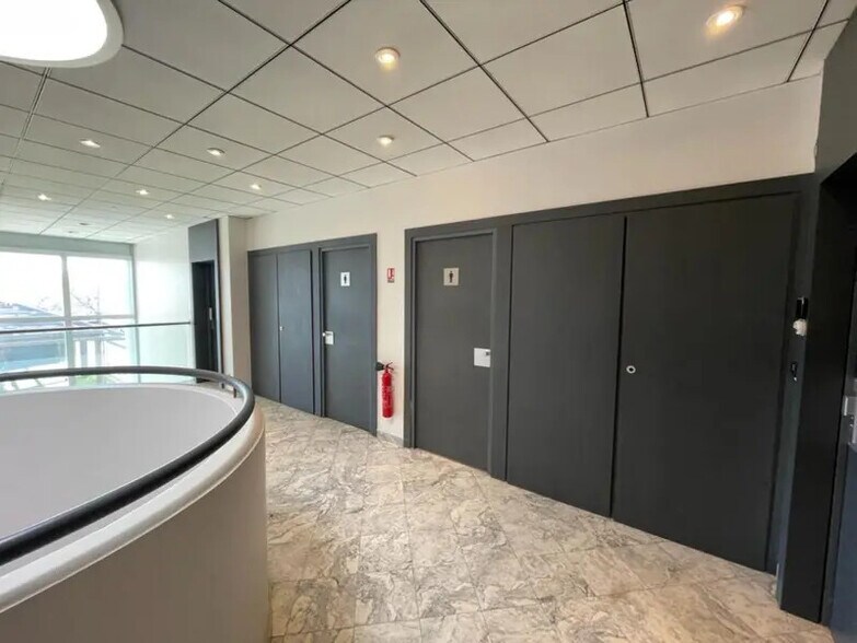 11 Rue Edison, Bron à louer - Hall d’entrée – Image 3 sur 9