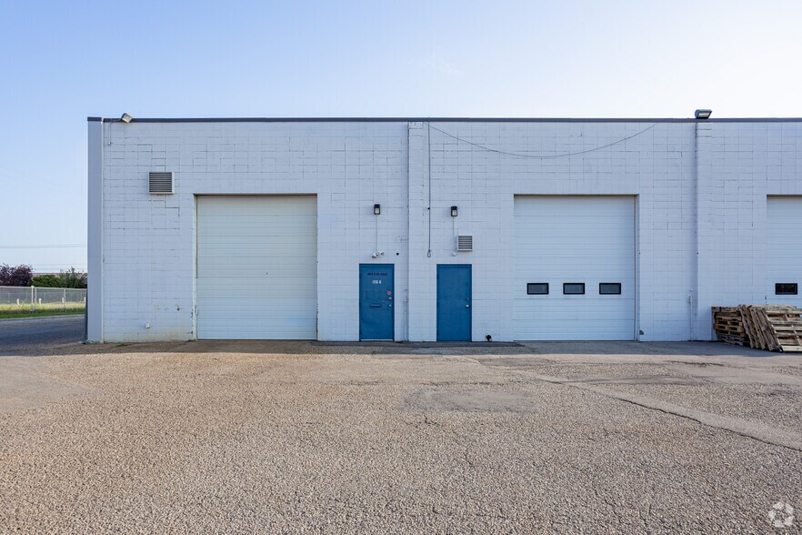 1925 39th Ave NE, Calgary, AB à louer - Photo de l’immeuble – Image 3 sur 7
