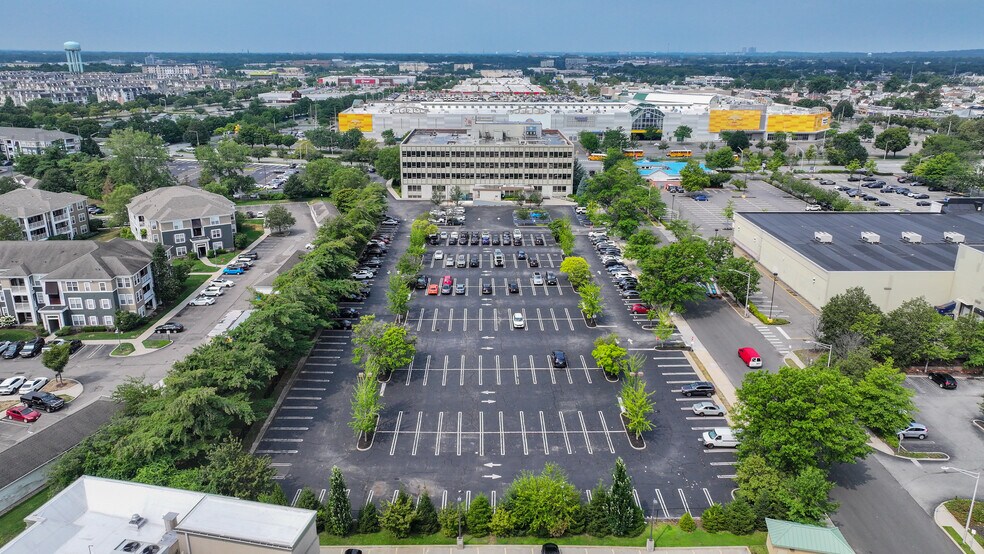 900 Merchants Concourse, Westbury, NY à vendre - Photo de l’immeuble – Image 2 sur 11