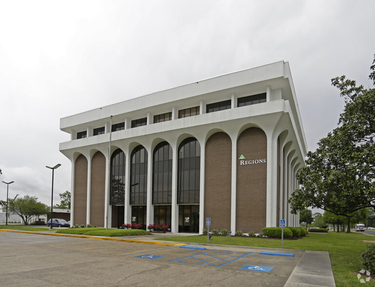916 S Burnside Ave, Gonzales, LA à louer - Photo principale – Image 1 sur 4
