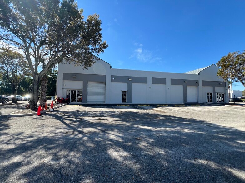 2348 N Military Trl, West Palm Beach, FL à louer - Photo de l’immeuble – Image 1 sur 2