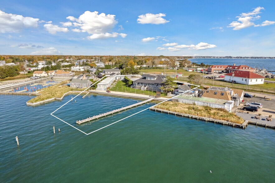 32 Lighthouse Rd, Hampton Bays, NY à vendre - Aérien – Image 2 sur 44
