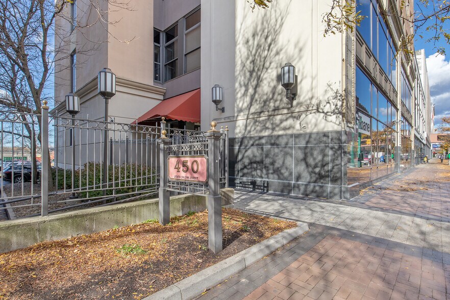 450 S Salina St, Syracuse, NY à louer - Photo de l’immeuble – Image 1 sur 25