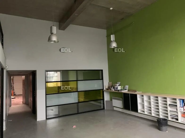 Local d’activités dans La Verrière à louer - Photo de l’immeuble – Image 2 sur 7