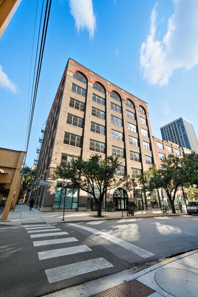 224-230 W Huron St, Chicago, IL à louer - Photo de l’immeuble – Image 2 sur 7