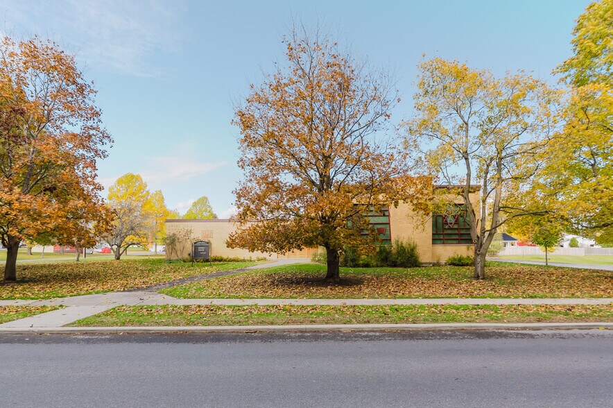 557 Thompson Blvd, Watertown, NY à vendre - Photo de l’immeuble – Image 2 sur 23