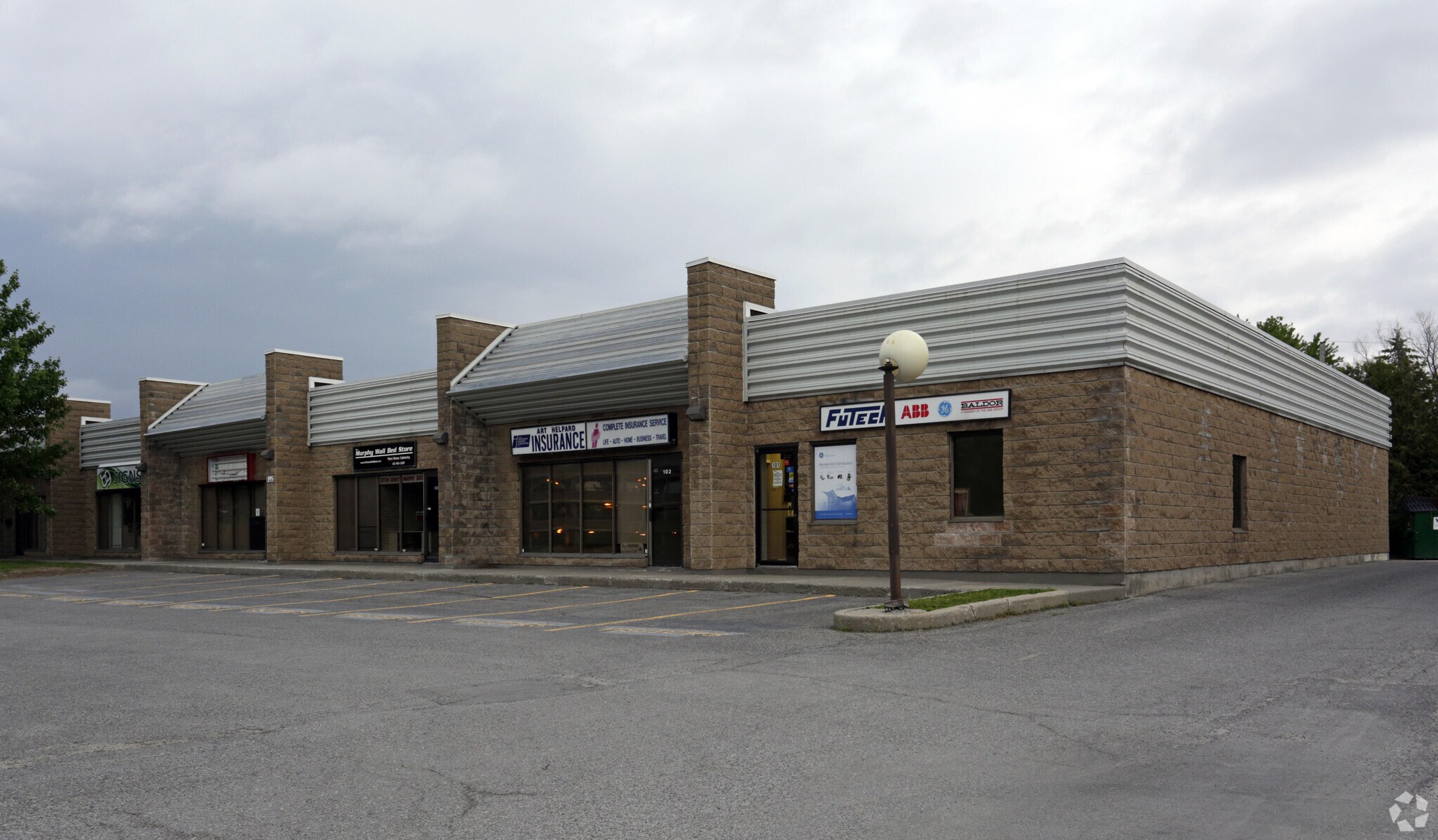 195-215 Menten Pl, Ottawa, ON à louer Photo principale– Image 1 sur 4