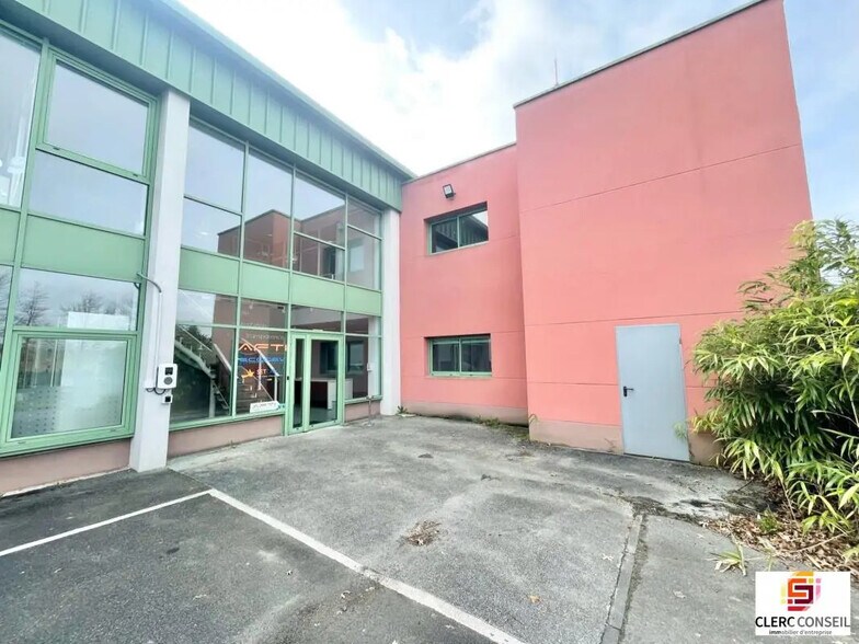 Bureau dans Grand-Couronne à vendre - Photo de l’immeuble – Image 2 sur 6