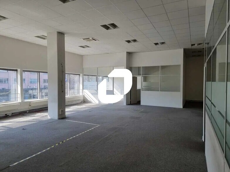 Bureau dans Saint-Denis à louer - Photo de l’immeuble – Image 1 sur 9