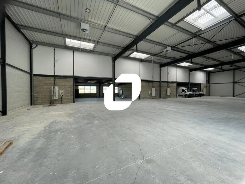 Local d’activités dans Saint-Léonard à louer - Photo de l’immeuble – Image 2 sur 10