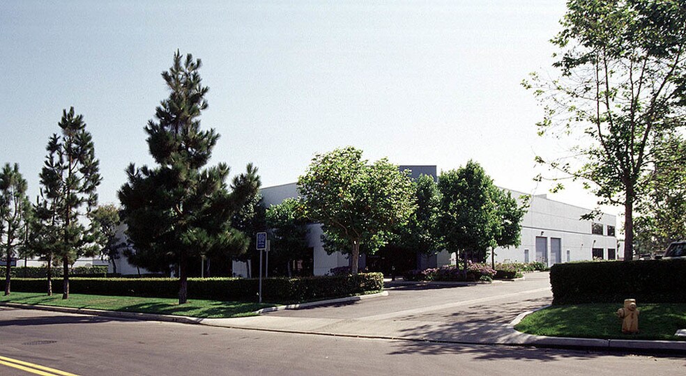 15261 Connector Ln, Huntington Beach, CA à louer - Photo de l’immeuble – Image 2 sur 8