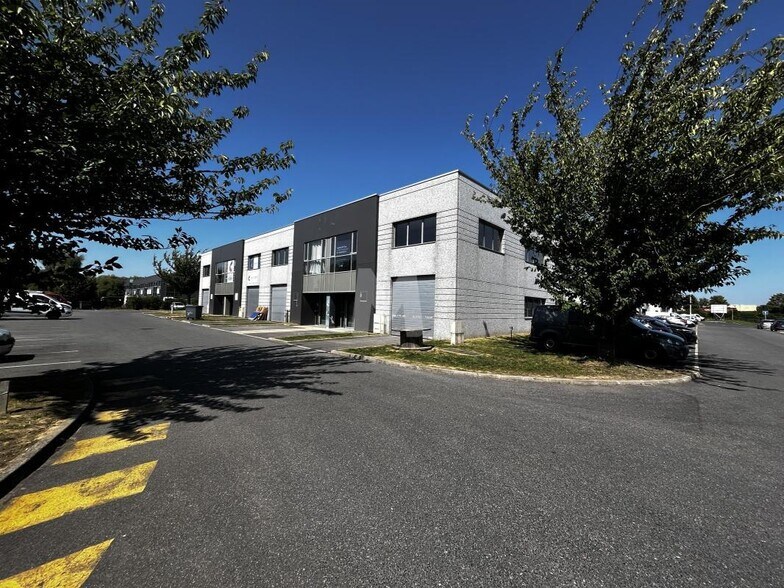 Local d’activités dans Lieusaint à louer - Photo de l’immeuble – Image 3 sur 3