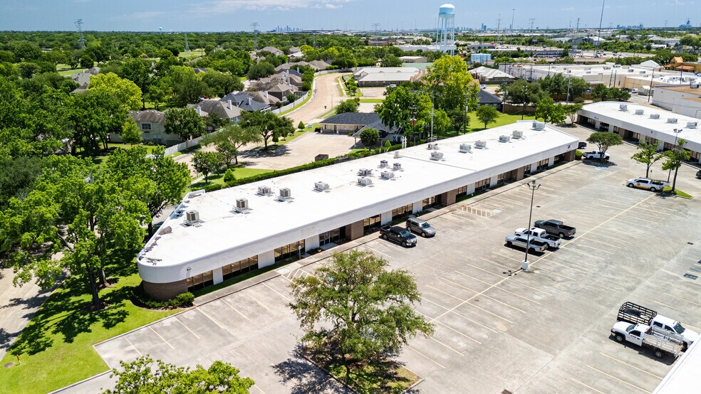 17449-17497 Village Green Dr, Houston, TX à louer - Photo de l’immeuble – Image 2 sur 7