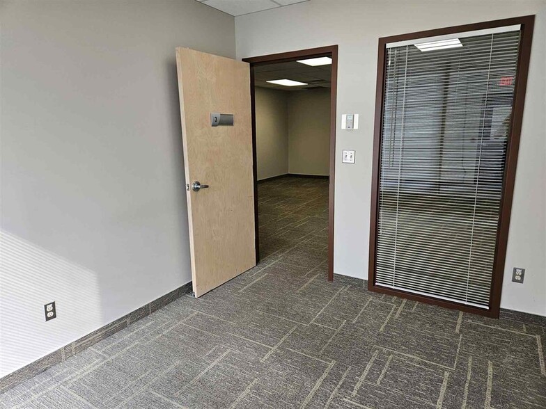 390 Bay St, Sault Ste Marie, ON à louer - Photo de l’immeuble – Image 3 sur 11