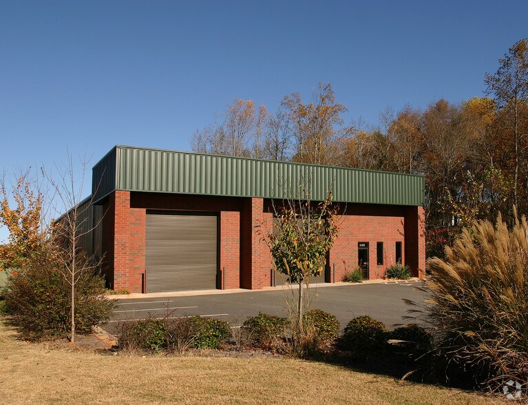 4485 N Industrial Dr, Cumming, GA à louer - Photo de l’immeuble – Image 2 sur 57